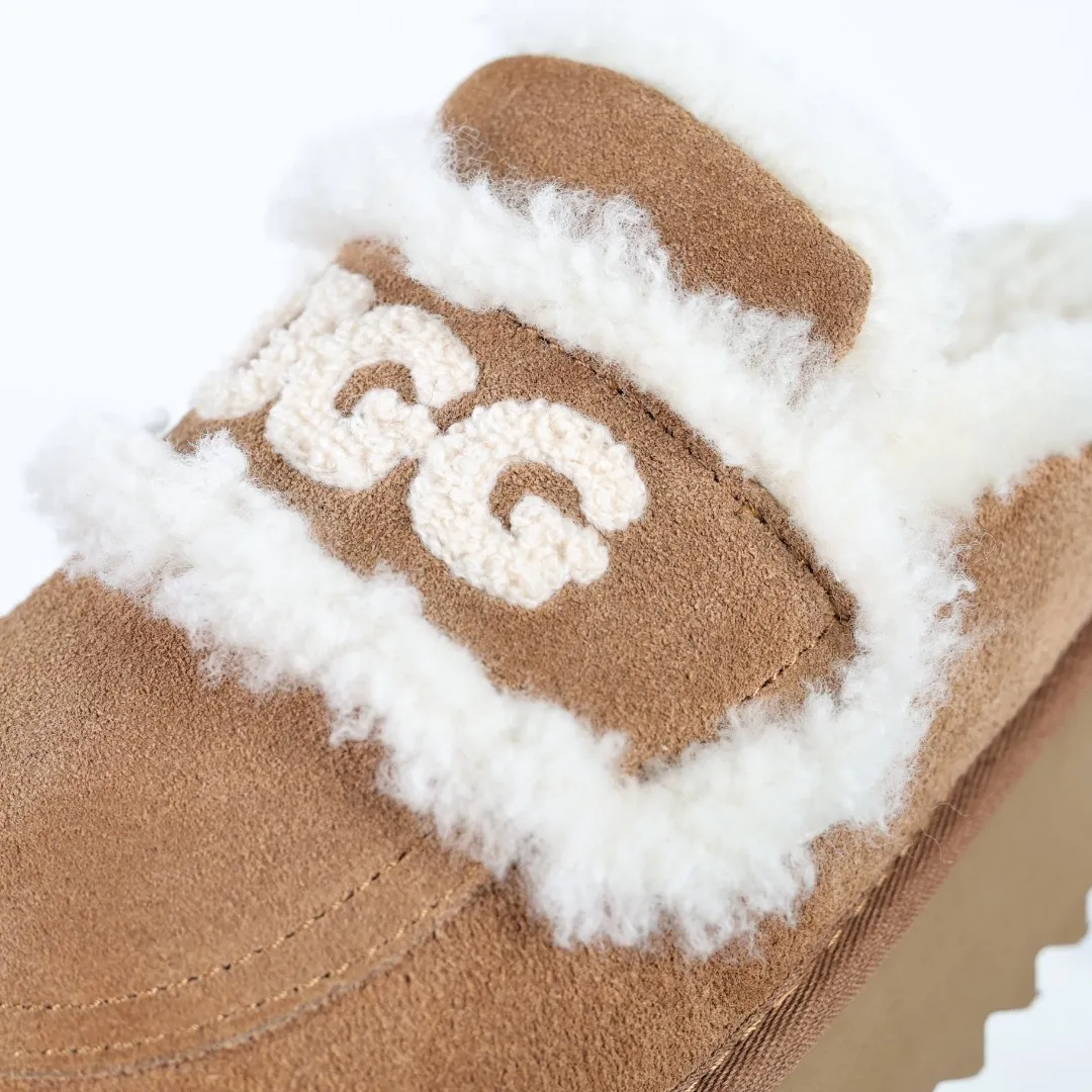 Pick up locally 💰580 Core recommended good price It is a very suitable choice for home furnishings. In the new year, uug launched a series of styles, which are partial to the preferences of young consumers and have also moved to the forefront of fashion trends. Shoe body material: water-repellent coated suede upper, 17 mm UGGPURE™ implantable wool insole, lightweight non-slip and comfortable rubber outsole, with brand LOGO and trademark, with full packaging Size: 35 36 37 38 39 40